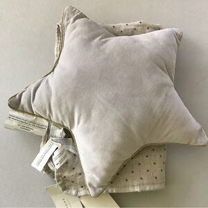 ✨HOST PICK✨ Zara Home Star Shaped Pillow & Blanket Set